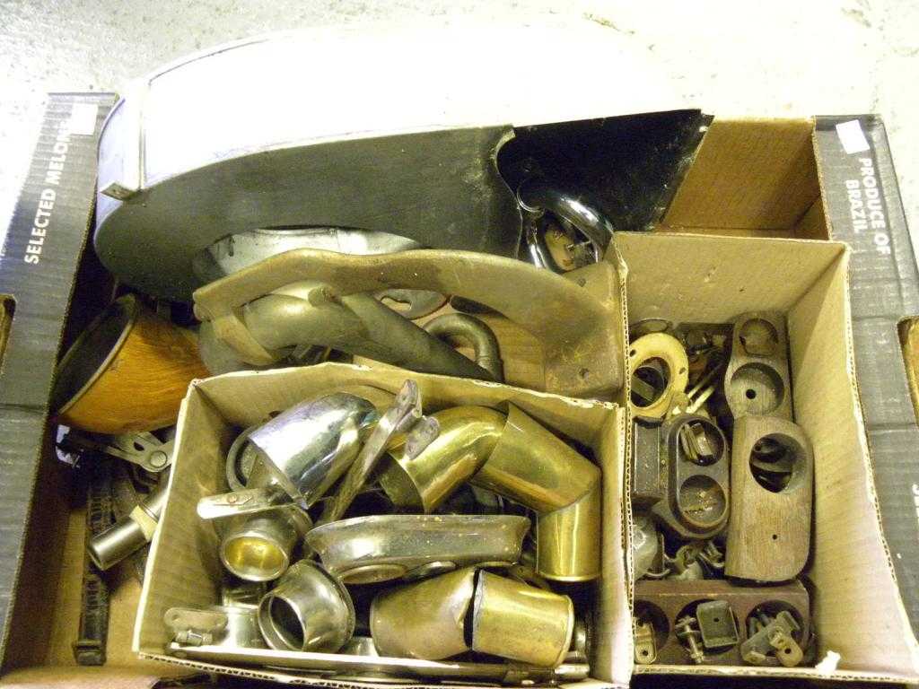 Appraisal: A quantity of vintage gramophone parts