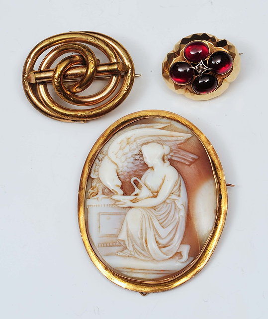 Appraisal: A Victorian cameo broochof oval form showing a seated classical