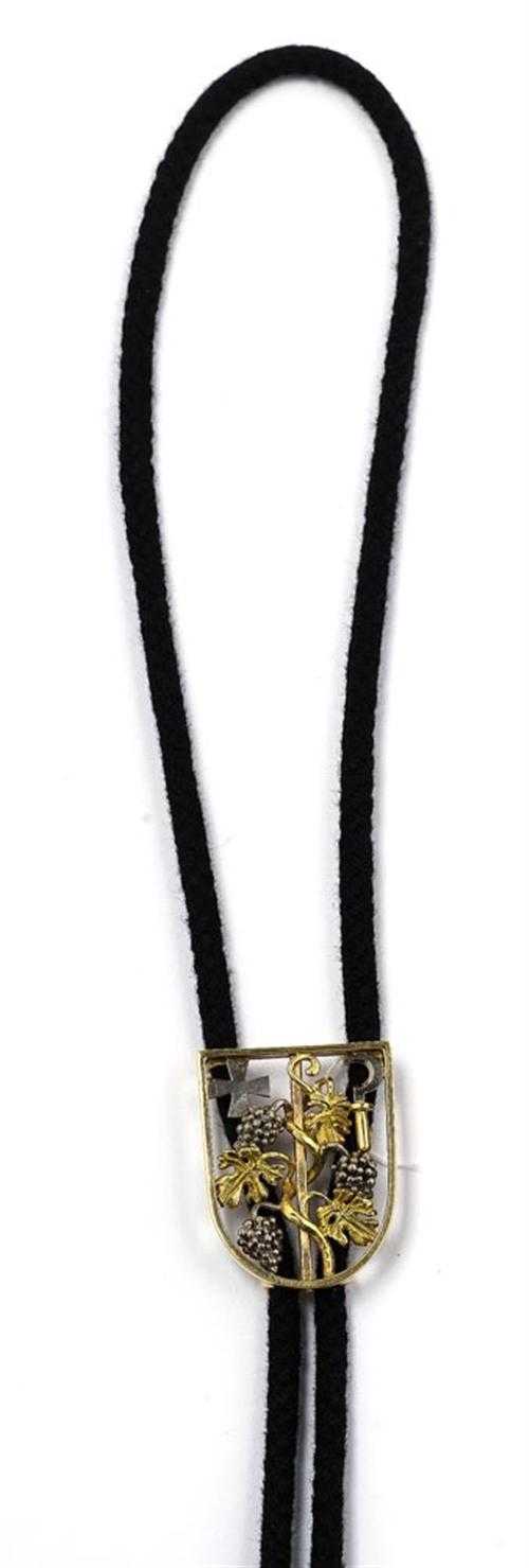 Appraisal: BOLO-TIE MIT H NGGER-WAPPEN Gelb- und Weissgold Dekorativer Tie mit