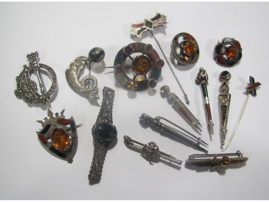 Appraisal: A collection of fifteen Scottish silver and agate brooches to