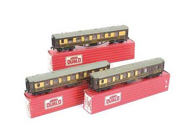 Appraisal: Hornby Dublo -Rail Superdetail brown and cream Pullmans comprising st