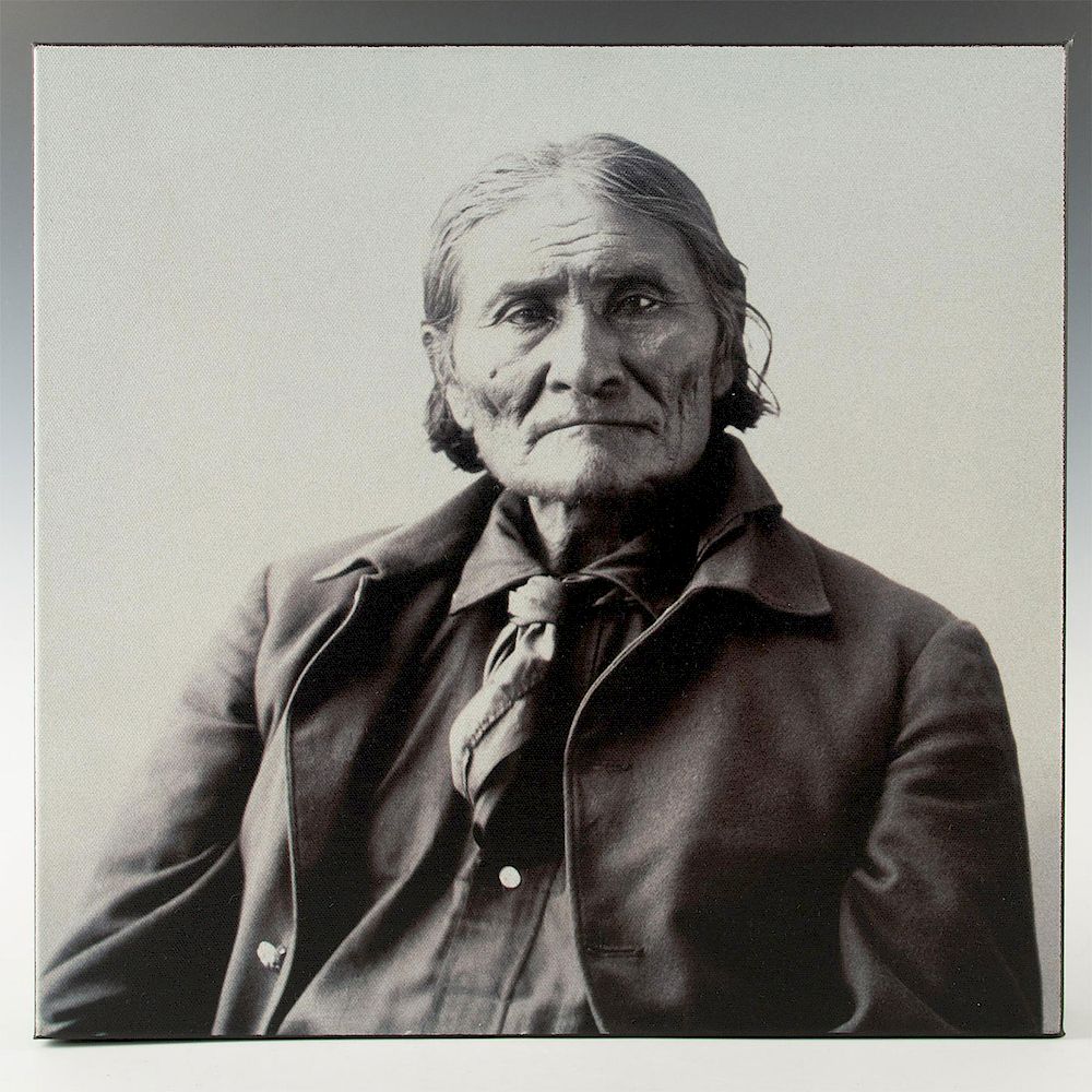 Appraisal: PHOTOGRAPH OF NATIVE AMERICAN GERONIMO Black and white photograph on