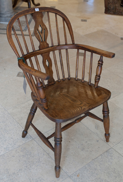 Appraisal: A TH CENTURY ELM WINDSOR ARMCHAIR With a bowed back