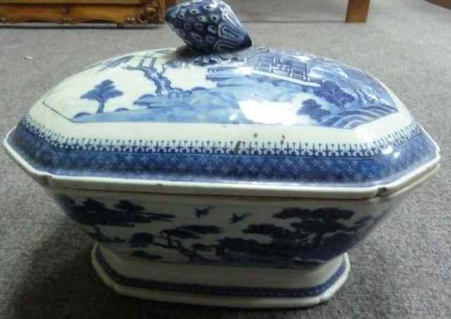 Appraisal: A Qing Dynasty blue and white tureen and cover circa