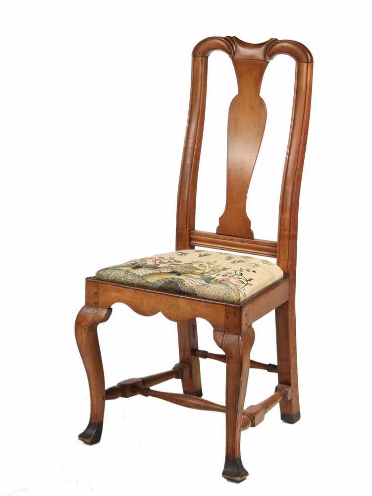 Appraisal: SIDE CHAIR - th c Queen Anne maple chair with