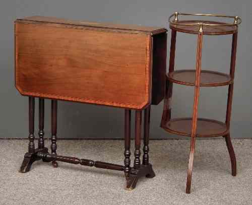 Appraisal: An Edwardian mahogany Sutherland table the top with satinwood crossbanding