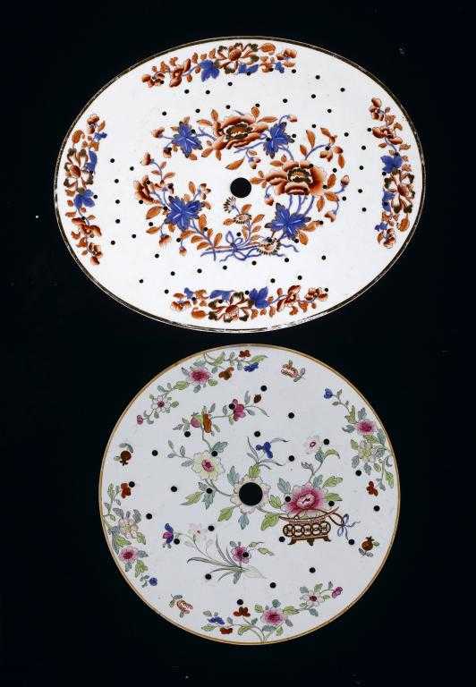 Appraisal: A SPODE STONE CHINA DRAINER AND A PORCELAIN JAPAN PATTERN