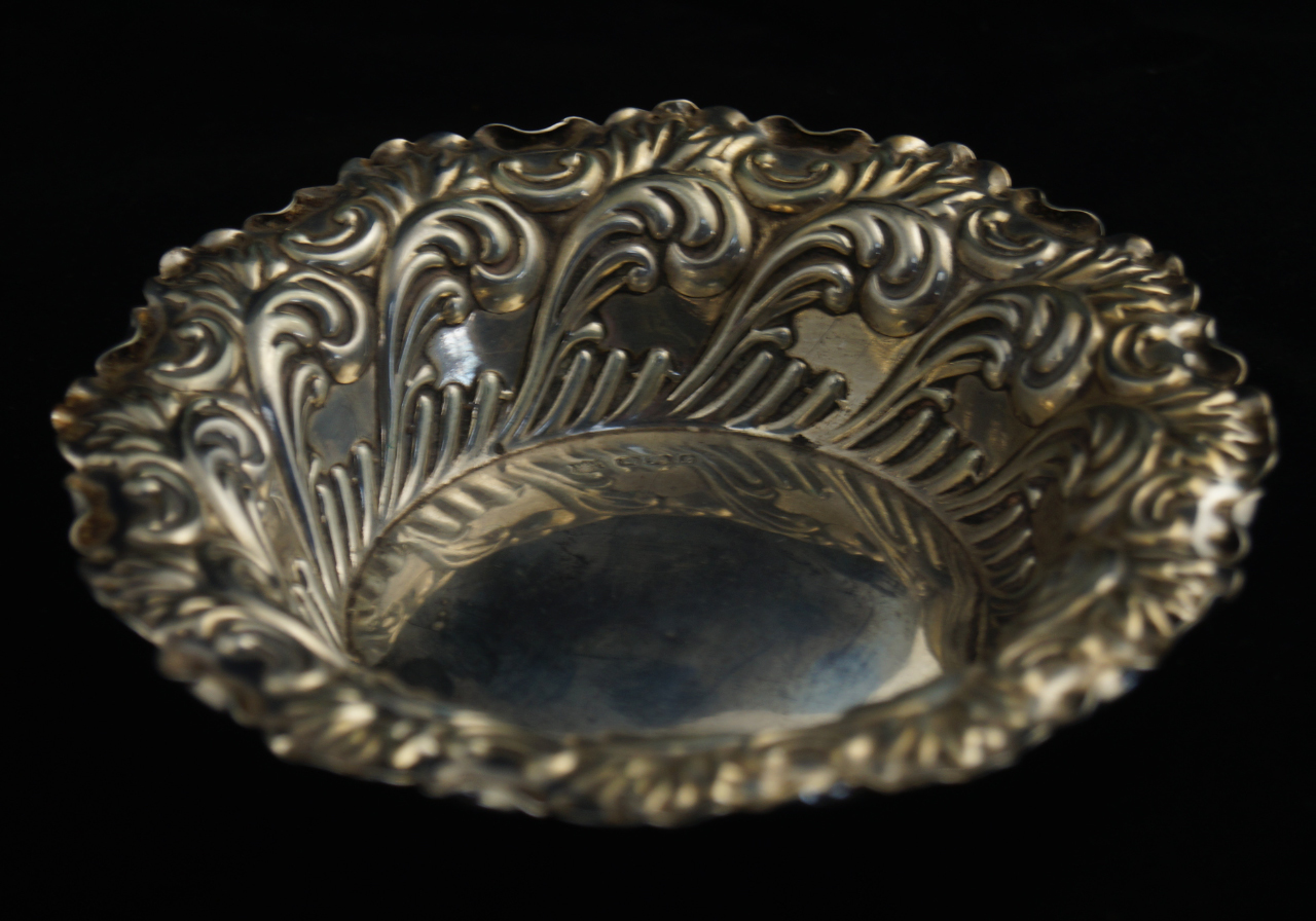 Appraisal: A Victorian circular silver sweetmeat dish embossed with scrolling leaves