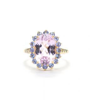 Appraisal: A MORGANITE AND TANZANITE RING A MORGANITE AND TANZANITE RINGSet