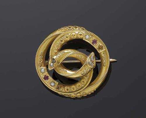 Appraisal: Broche en or serpents petite perle manquante bosse