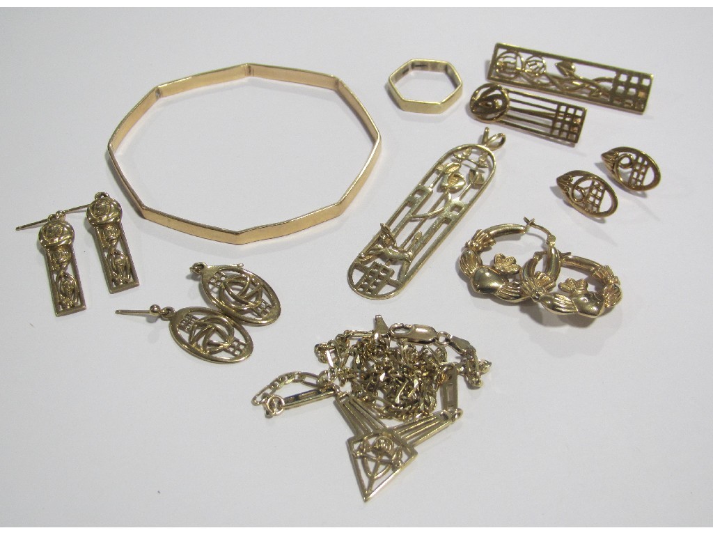 Appraisal: Lot of ct gold items to include bangle earrings brooches