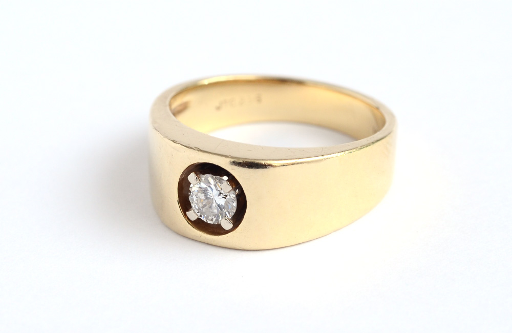 Appraisal: MENS DIAMOND SOLITAIRE RING K yellow gold ring centers one