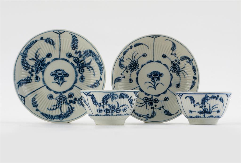 Appraisal: A pair of Worcester blue and white teabowls and saucers