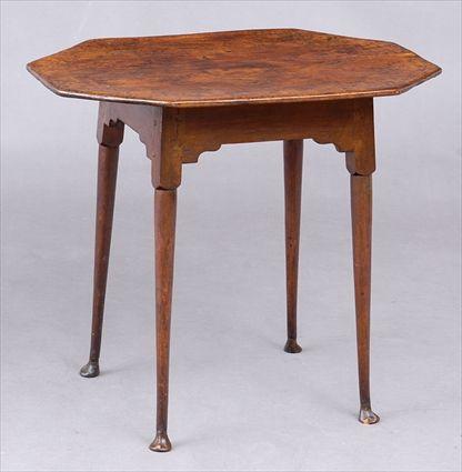 Appraisal: QUEEN ANNE PINE TAVERN TABLE The shaped top raised on