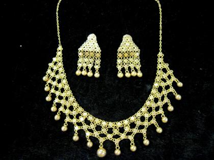 Appraisal: karat yellow gold necklace and earringsNecklace with interlinked star mesh