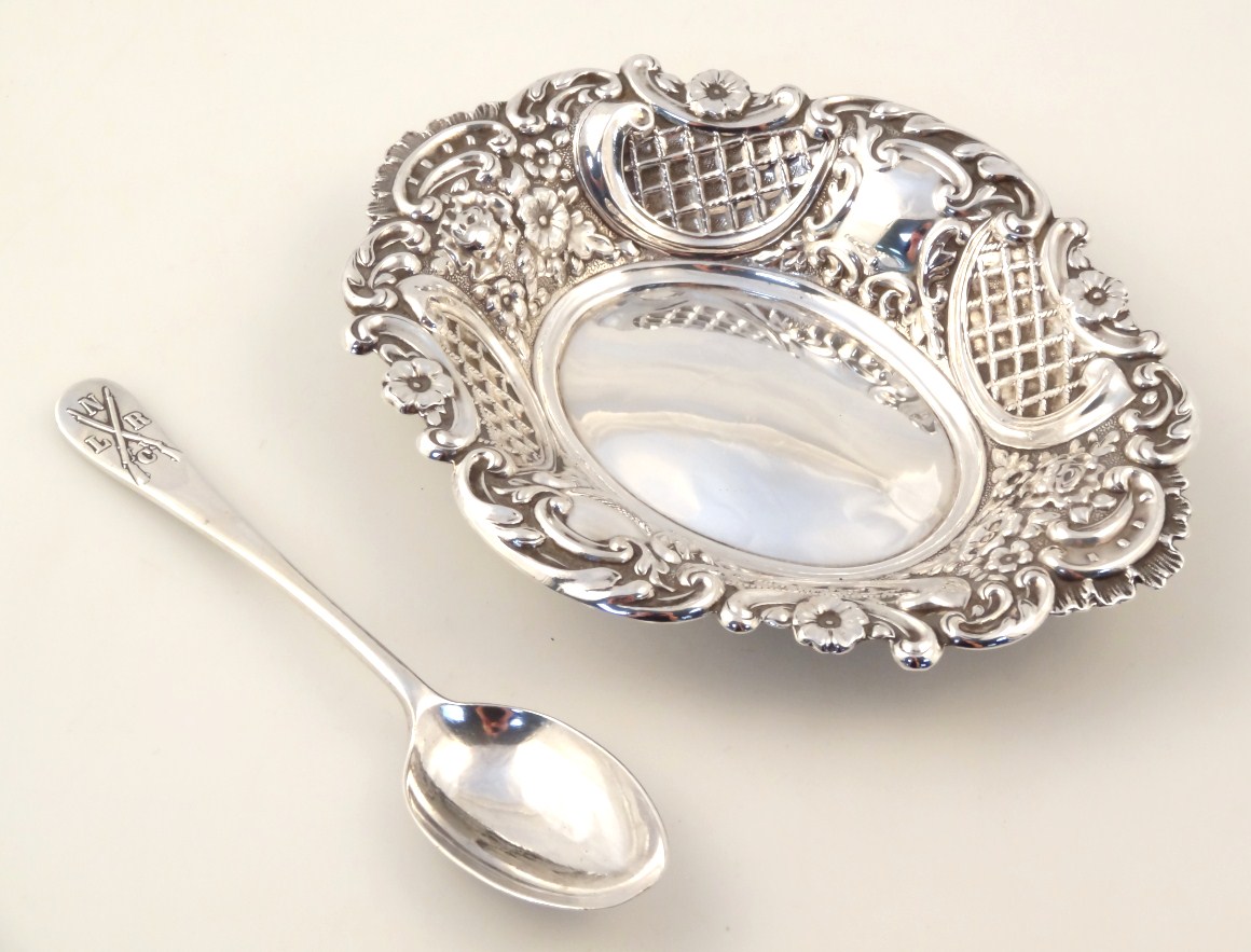 Appraisal: An Edwardian silver pin dish the shaped outline set with