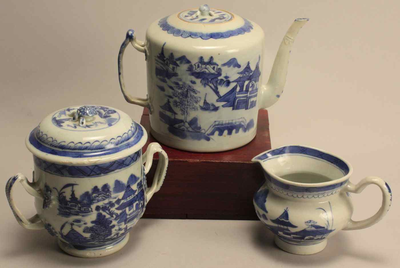 Appraisal: THREE PIECES OF CHINESE EXPORT CANTON PORCELAIN th CenturyWith blue