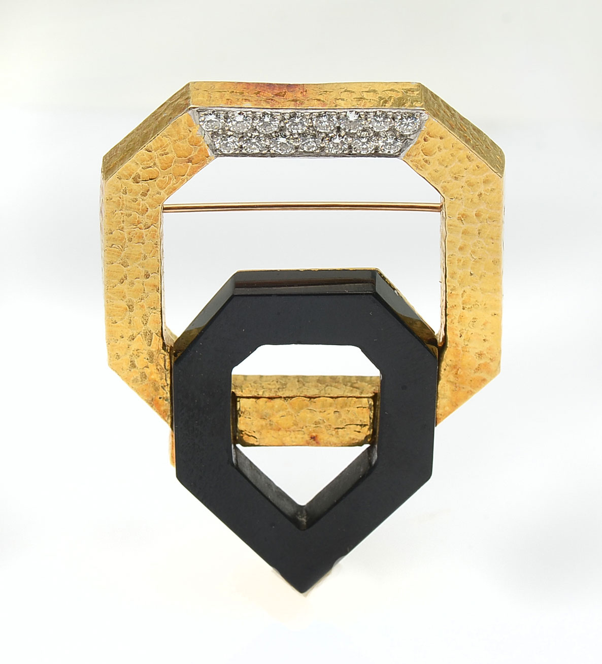 Appraisal: K DIAMOND ONYX BROOCH K yellow gold hammered geometric design