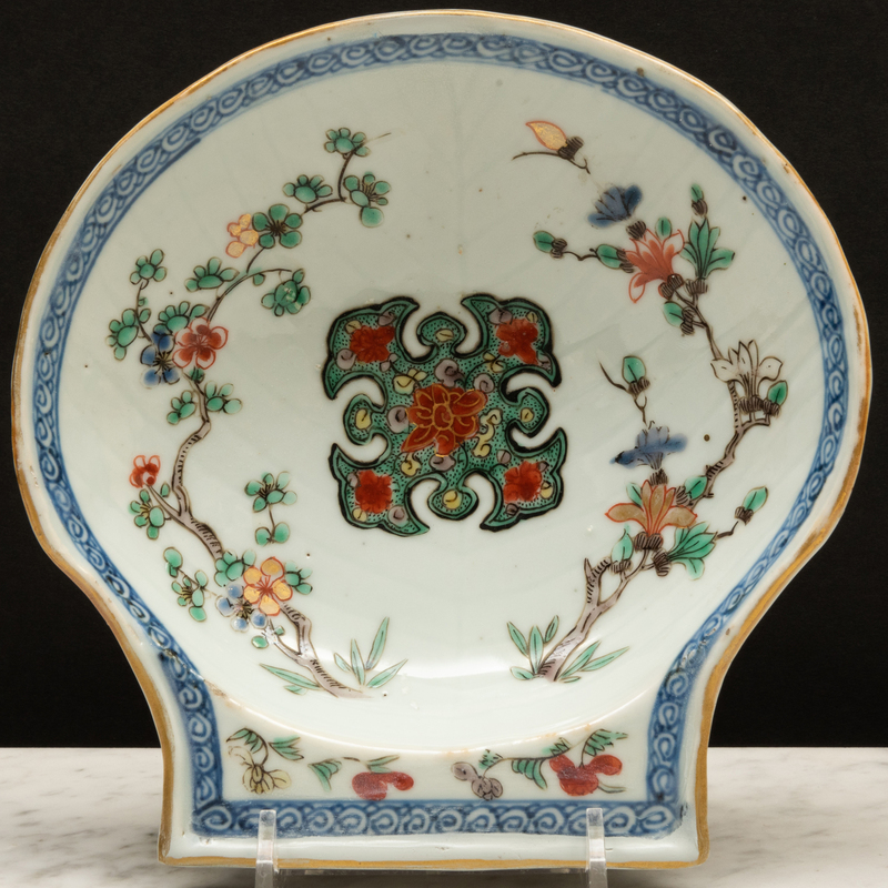 Appraisal: Chinese Export Famille Verte and Underglaze Blue Porcelain Shell Form