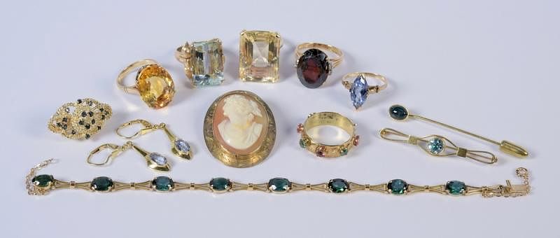 Appraisal: Group of Vintage Jewelry items Group of vintage jewelry st