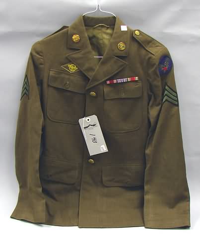 Appraisal: Lot consists of a US WWII period pocket tunic displaying