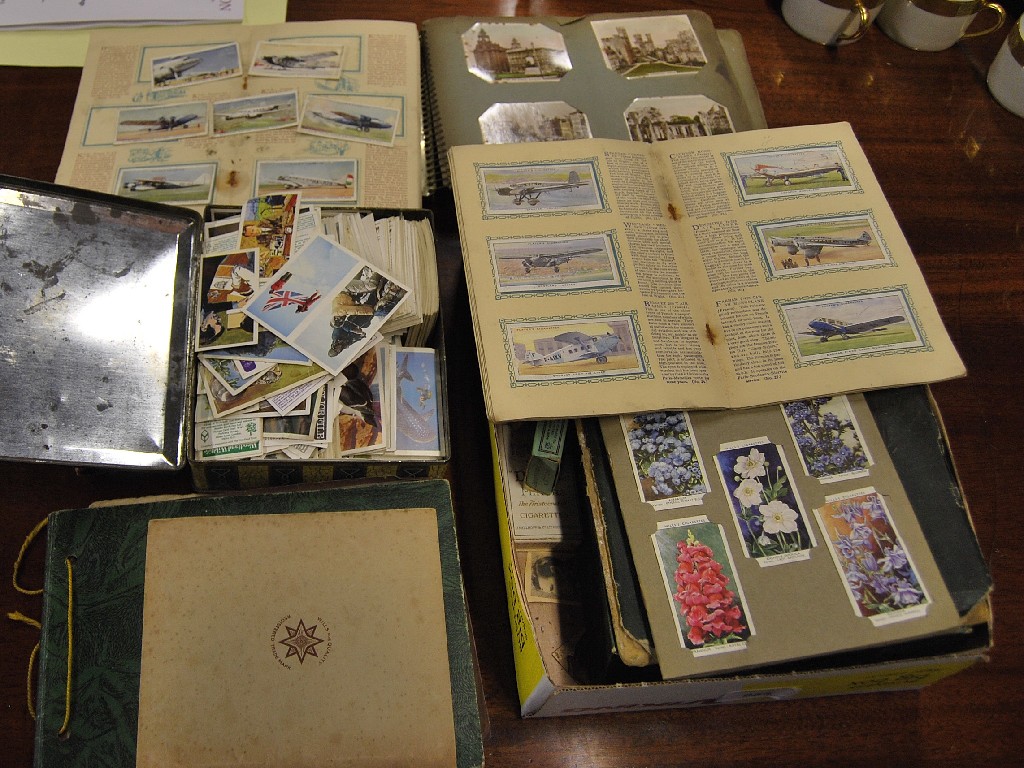 Appraisal: A quantity of cigarette cards sets and part sets including