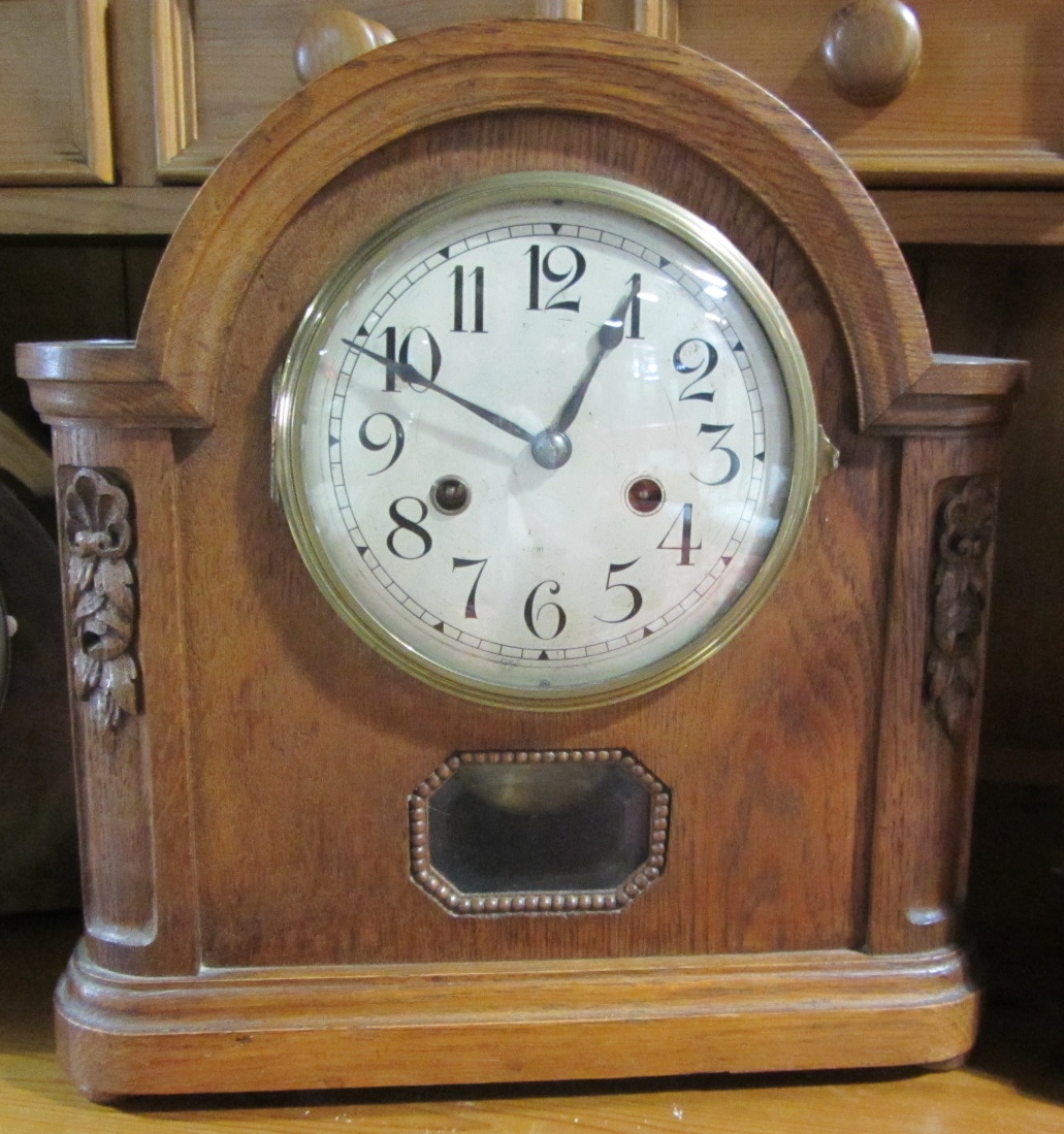 Appraisal: An oak arch top eight day mantel clock