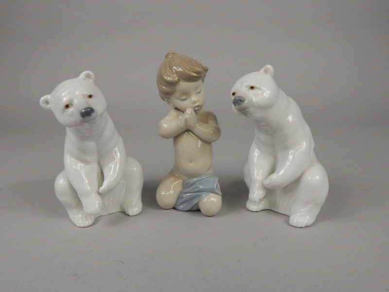 Appraisal: Three Lladro figures a young child praying and two seated