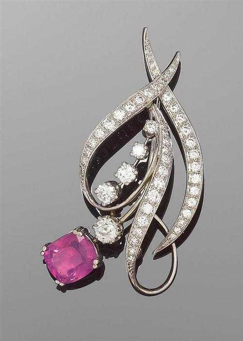 Appraisal: PINK SAPPHIRE AND BRILLIANT-CUT DIAMOND BROOCH ca White gold Classic-elegant