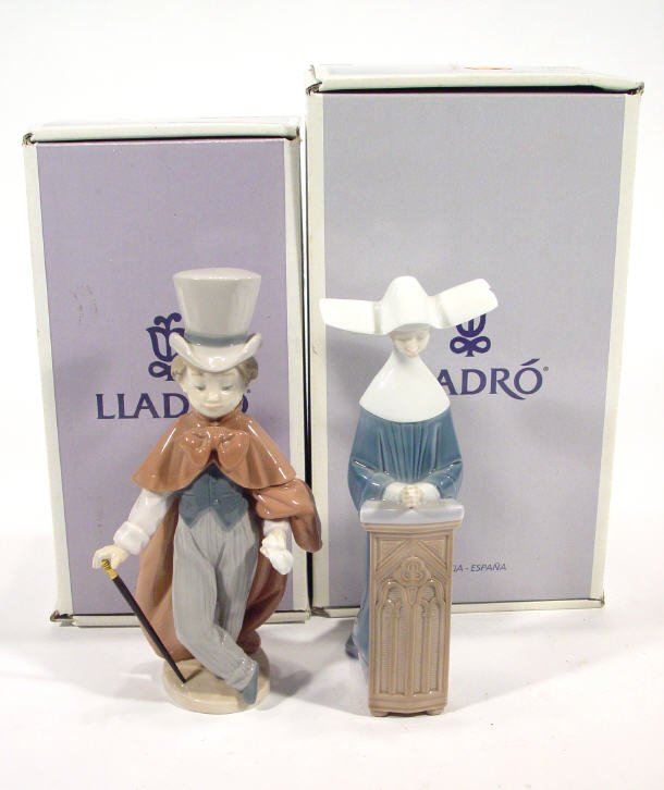 Appraisal: Lladro porcelain nun praying at an altar together with a