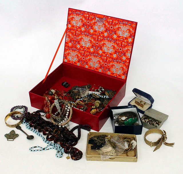 Appraisal: A LARGE SELECTION OF COSTUME JEWELLERY AND BEADS including faux