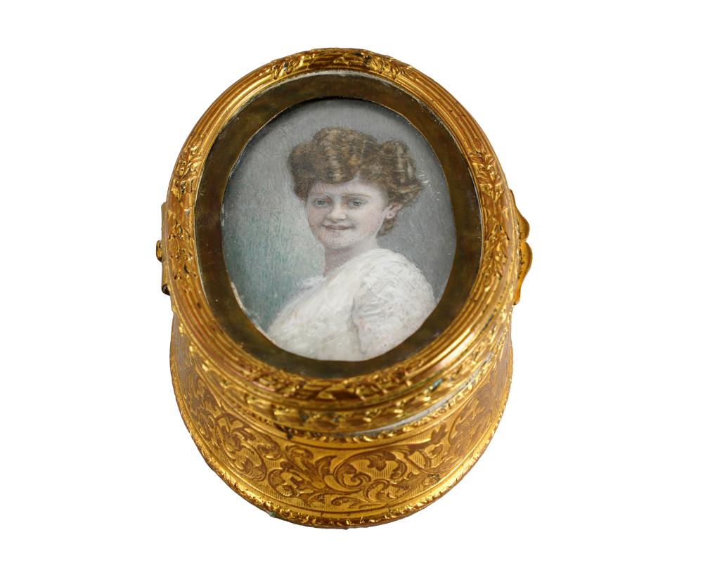 Appraisal: CONTINENTAL PORTRAIT MINIATURE PATCH BOXno visible marks with a silk-