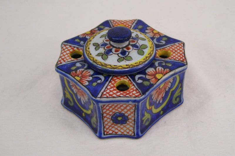 Appraisal: Ink Well Quimper style lidded ink well with four corner