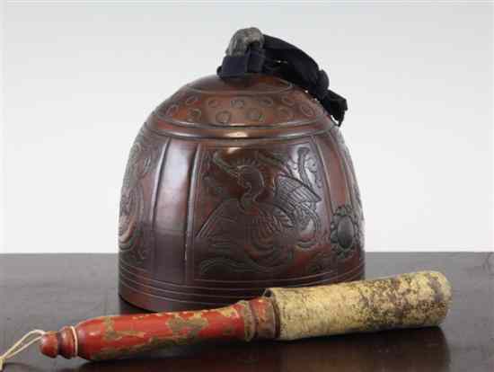 Appraisal: A Japanese bronze bell decorated with phoenixes and flower mon