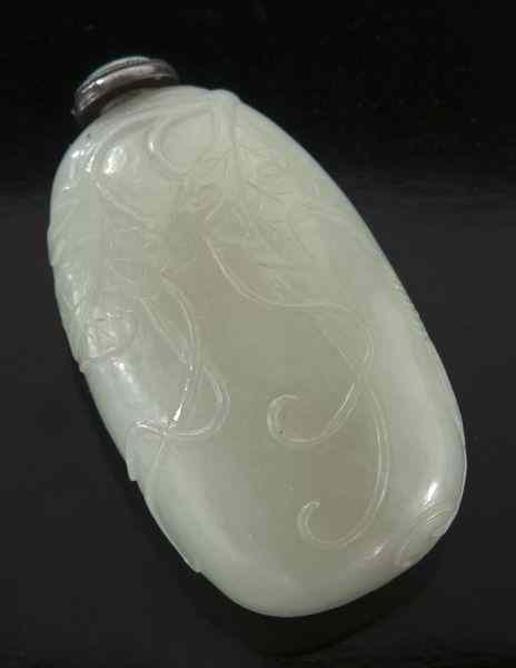 Appraisal: Chinese Qing carved jade snuff bottledepicting leaves and vines ''H