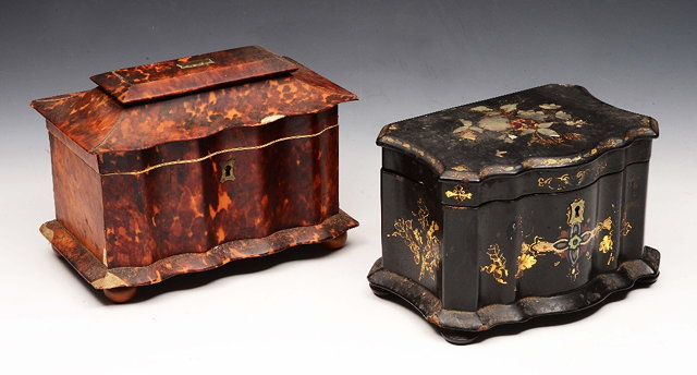 Appraisal: AN EARLY TH CENTURY TORTOISESHELL TEA CADDY with twin divisional