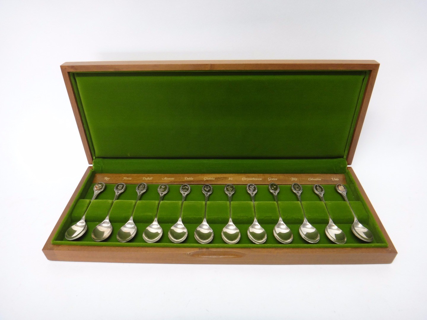 Appraisal: A set of twelve silver and gilt teaspoons commemorating The