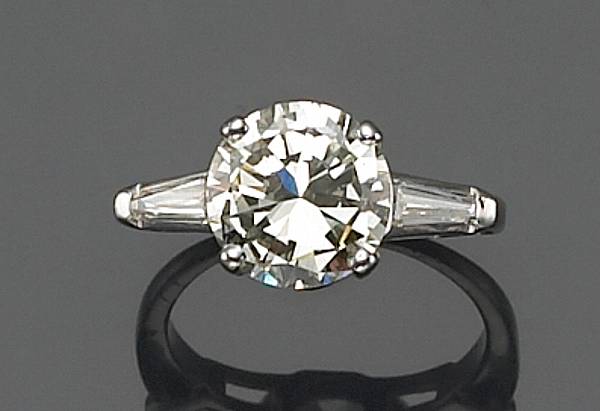 Appraisal: A diamond and platinum ring the engagement ring centering a