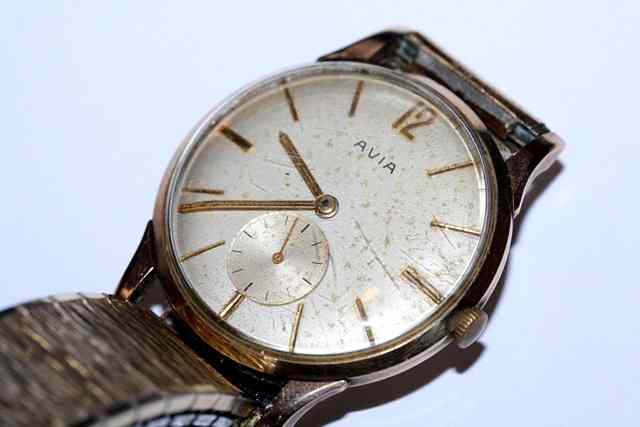 Appraisal: A GENTLEMANS AVIA CT GOLD WRISTWATCH with a silvered dial