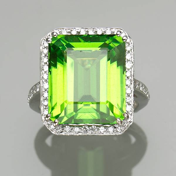 Appraisal: A peridot diamond and k white gold ring peridot weighing