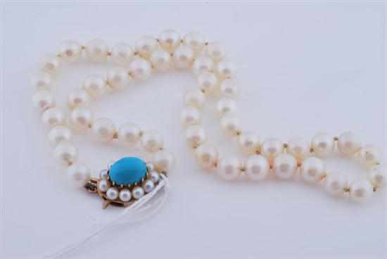 Appraisal: A STRAND OF CULTURED PEARLS TO A CT GOLD TURQUOISE