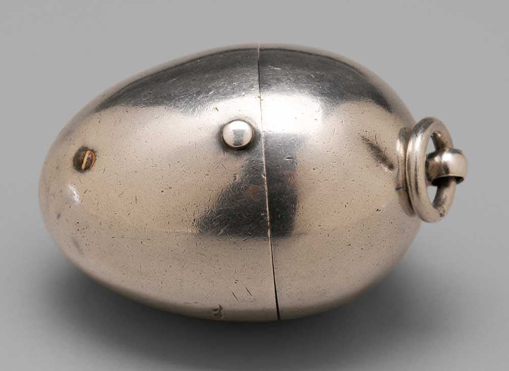 Appraisal: English Silver Sewing Egg London hinged egg-form case with suspension