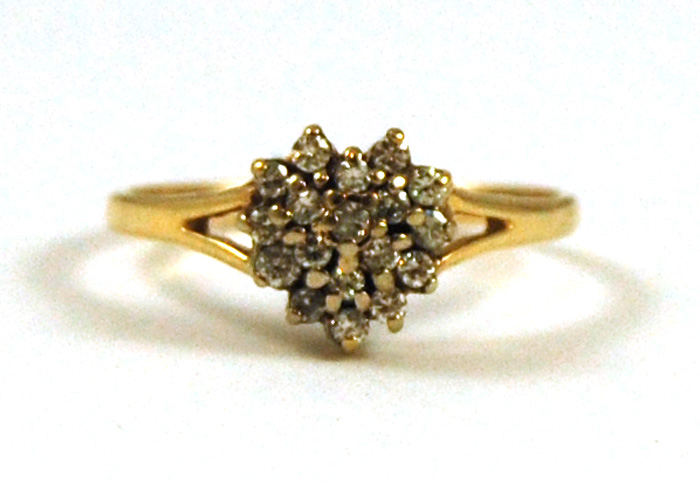 Appraisal: DIAMOND AND YELLOW GOLD CLUSTER RING featuring a heart-shaped cluster