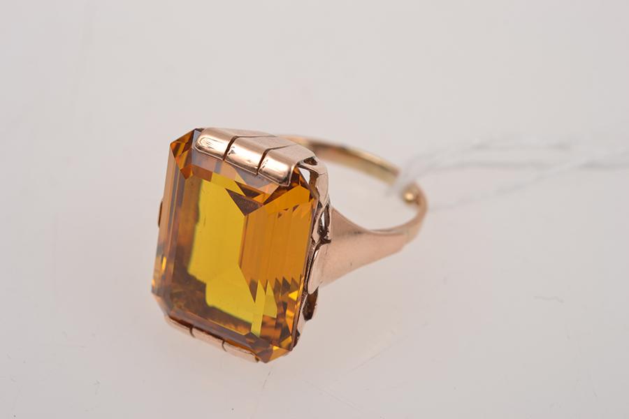 Appraisal: A VINTAGE CITRINE SET DRESS RING IN CT GOLD A