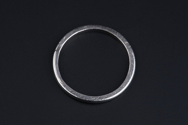 Appraisal: A WHITE PRECIOUS METAL WEDDING BAND of slim polished form