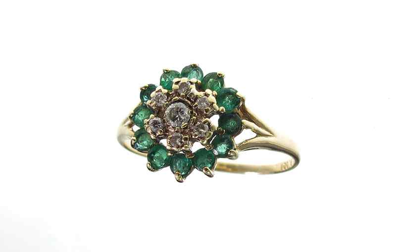 Appraisal: EMERALD DIAMOND CLUSTER RING K yellow gold ring contains seven