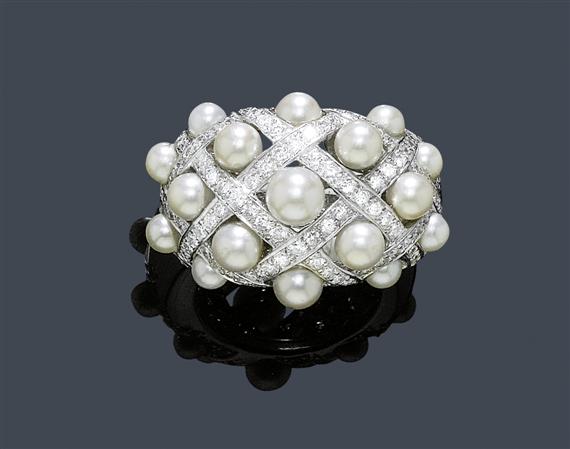 Appraisal: A DIAMOND AND PEARL RING CHANEL Paris Yellow gold rhodanized