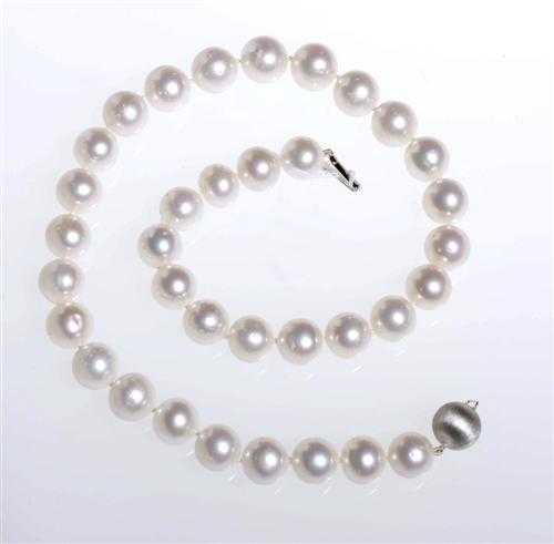 Appraisal: PEARL NECKLACE Fastener white gold Elegant necklace of slightly graduated