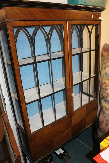 Appraisal: AN EDWARDIAN MAHOGANY DISPLAY CABINET with glazed doors wide