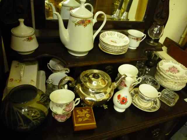 Appraisal: A QUANTITY OF MISCELLANEOUS CHINA and glassware to include a